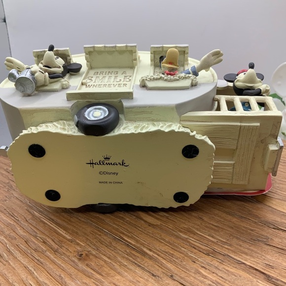 Disney Mickey Friends Camper "Bring a Smile Wherever You Go"  Figurine - Picture 6 of 7